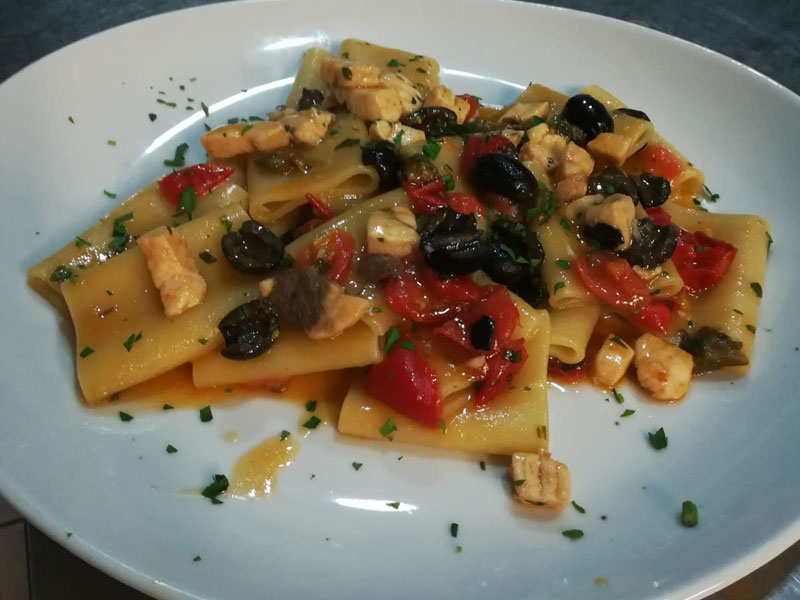 White House restaurant 2.0 - Siderno - Paccheri con Pesce Spada pomodorini capperi e olive nere